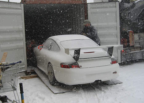 Team Lindholmbilers nye Porsche racer kom hjem her i vinter, den er nu ved at blive klargjort til 2007 sæsonen, hvor den skal køre i mat sort bemaling med rød dekoration.